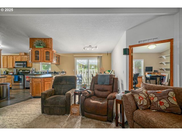 1655 S ELM St 3, Canby, OR 97013