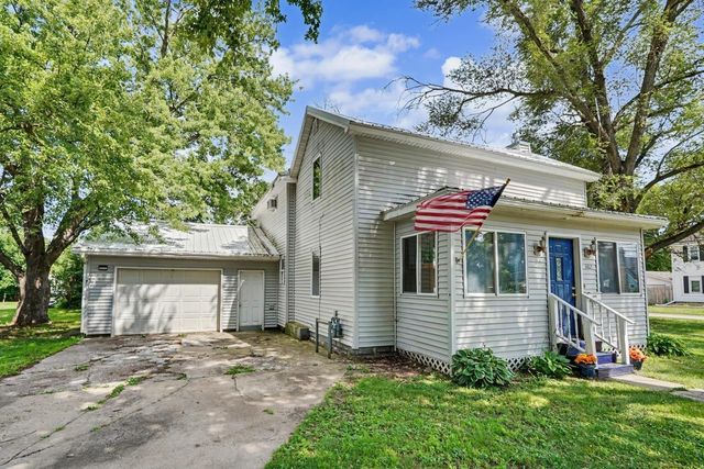 302 8th Ave NE, Independence, IA 50644