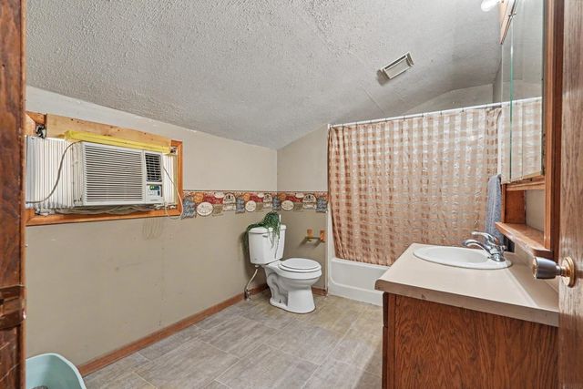 302 8th Ave NE, Independence, IA 50644