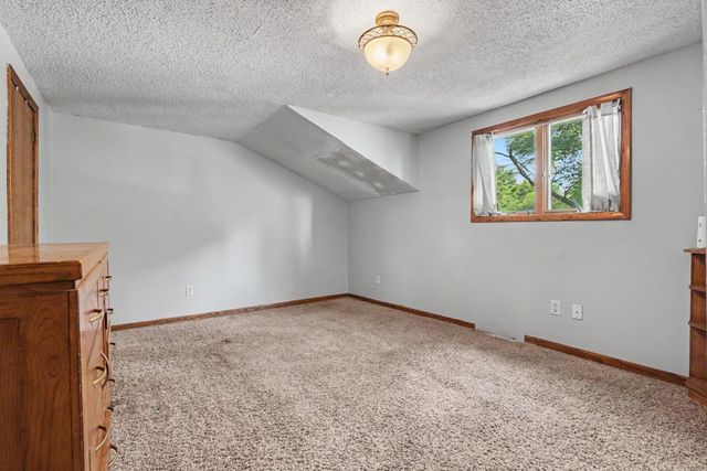 302 8th Ave NE, Independence, IA 50644