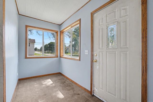 302 8th Ave NE, Independence, IA 50644