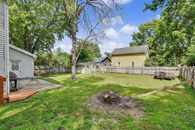 302 8th Ave NE, Independence, IA 50644