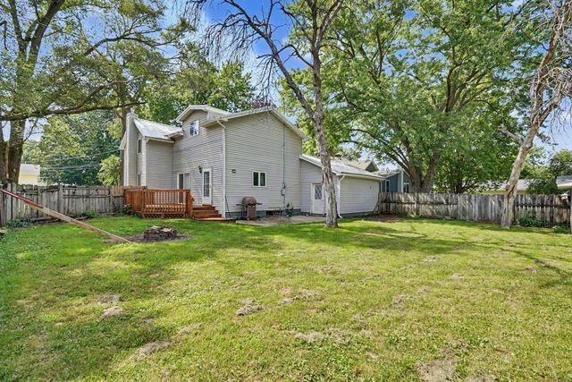302 8th Ave NE, Independence, IA 50644