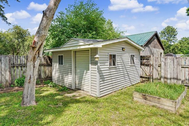 302 8th Ave NE, Independence, IA 50644