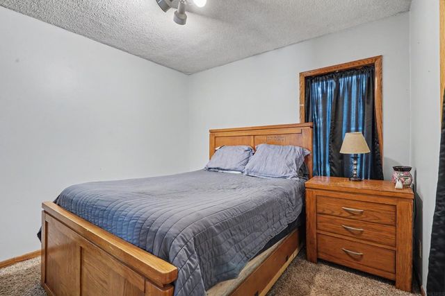 302 8th Ave NE, Independence, IA 50644