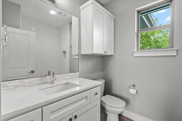 913 Stobaugh ST B, Austin, TX 78757