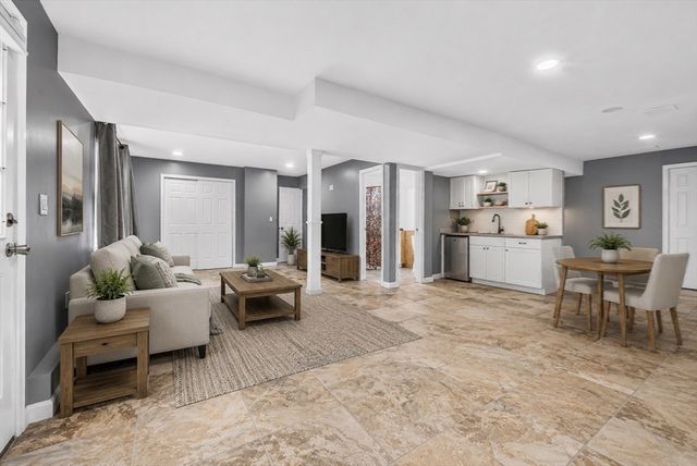 14 Longbrook Dr, Cumberland, RI 02864
