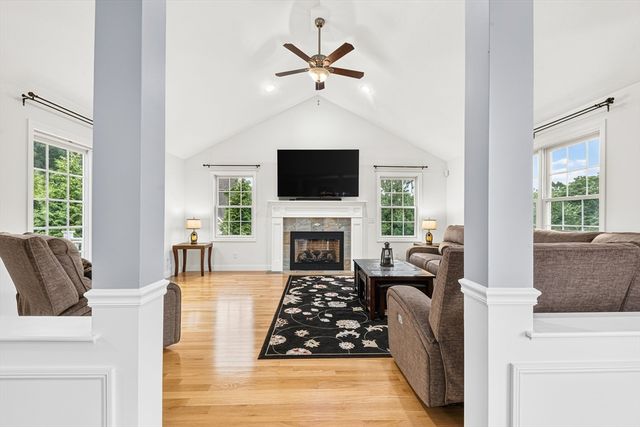 14 Longbrook Dr, Cumberland, RI 02864