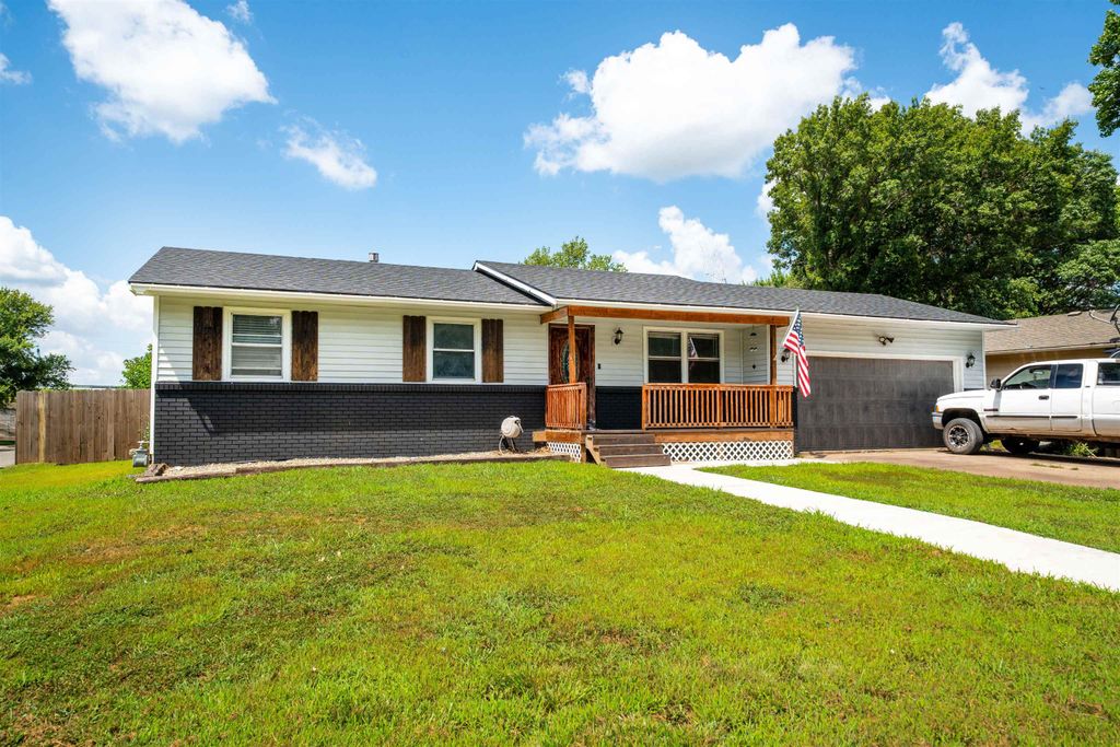 1401 Mundell Dr, Mulvane, KS 67110