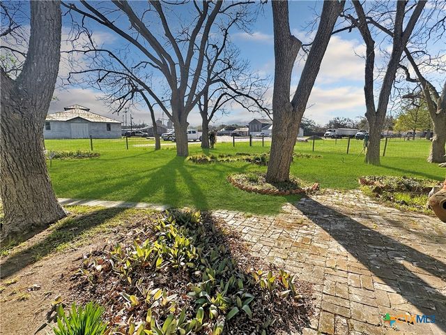 111 S Mill Street, Flatonia, TX 78941