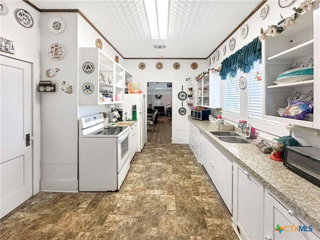 111 S Mill Street, Flatonia, TX 78941