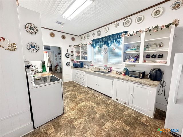 111 S Mill Street, Flatonia, TX 78941