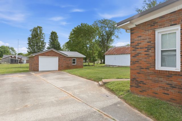 305 Franklin St, Cowan, TN 37318