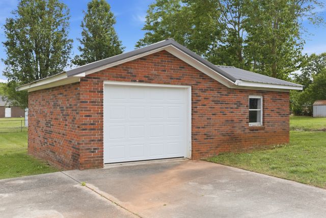 305 Franklin St, Cowan, TN 37318