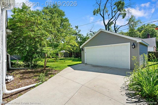615 Lakepointe Street, Grosse Pointe Park, MI 48230