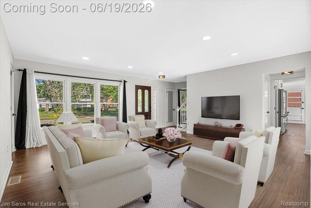 615 Lakepointe Street, Grosse Pointe Park, MI 48230