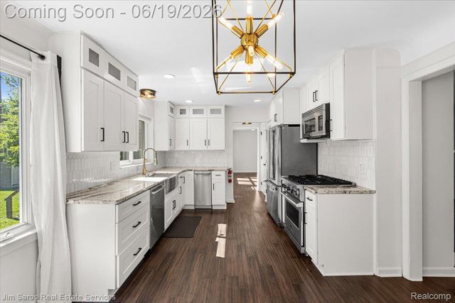 615 Lakepointe Street, Grosse Pointe Park, MI 48230