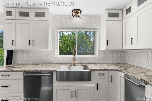 615 Lakepointe Street, Grosse Pointe Park, MI 48230