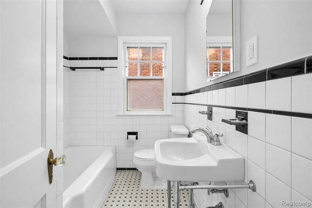 414 Aqua Court, Royal Oak, MI 48073