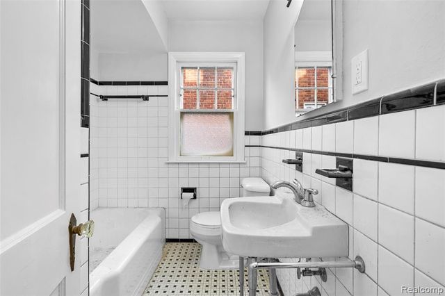 414 Aqua Court, Royal Oak, MI 48073