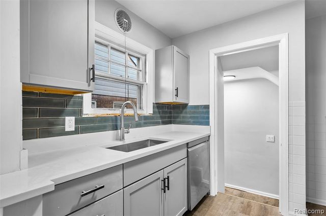 414 Aqua Court, Royal Oak, MI 48073