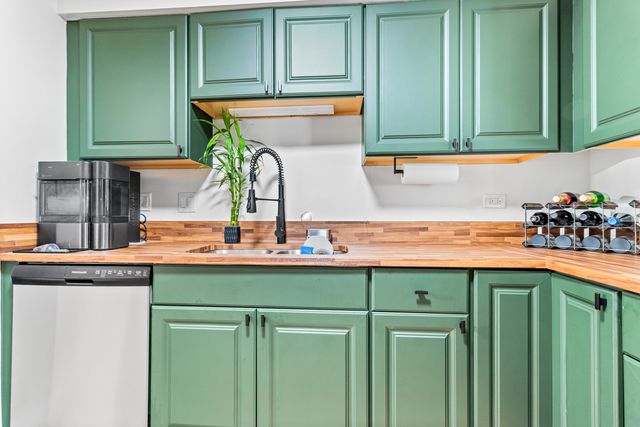 737 W Happfield Drive, Arlington Heights, IL 60004