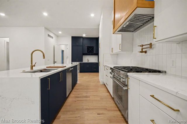 4570 Burnley Drive, Bloomfield Hills, MI 48304