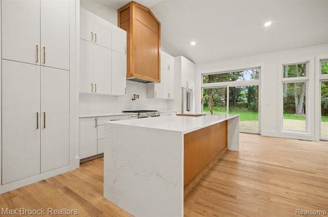 4570 Burnley Drive, Bloomfield Hills, MI 48304