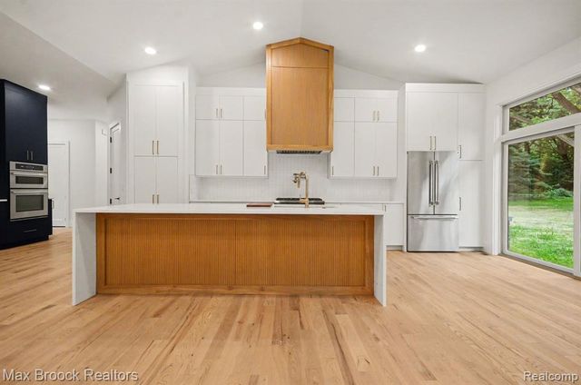 4570 Burnley Drive, Bloomfield Hills, MI 48304