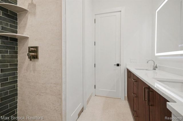4570 Burnley Drive, Bloomfield Hills, MI 48304