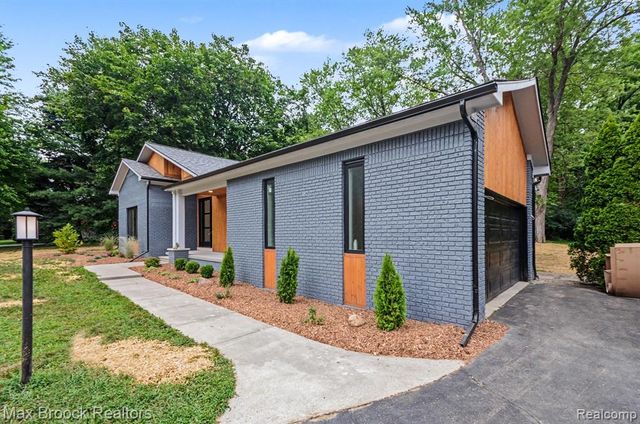 4570 Burnley Drive, Bloomfield Hills, MI 48304