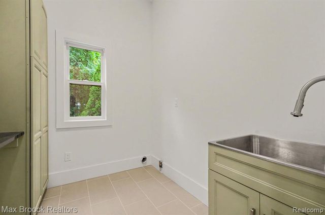 4570 Burnley Drive, Bloomfield Hills, MI 48304