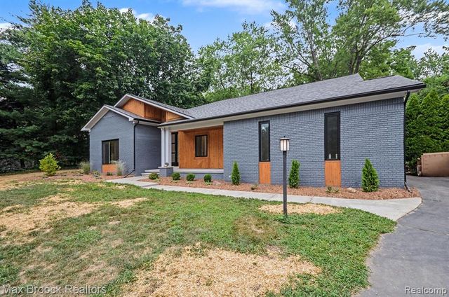 4570 Burnley Drive, Bloomfield Hills, MI 48304