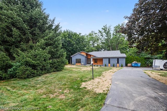 4570 Burnley Drive, Bloomfield Hills, MI 48304