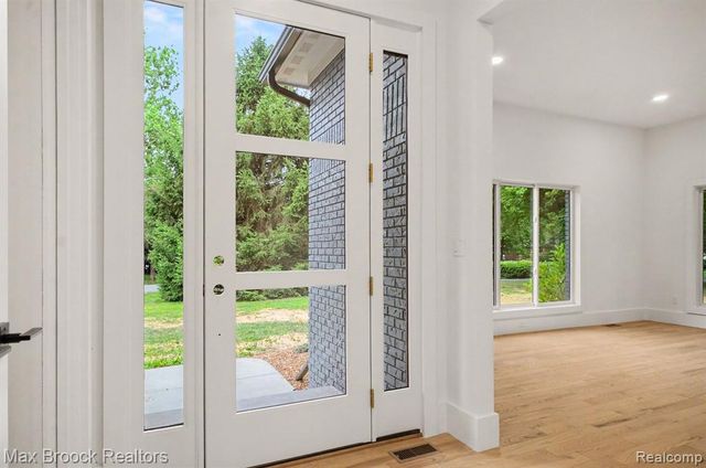 4570 Burnley Drive, Bloomfield Hills, MI 48304