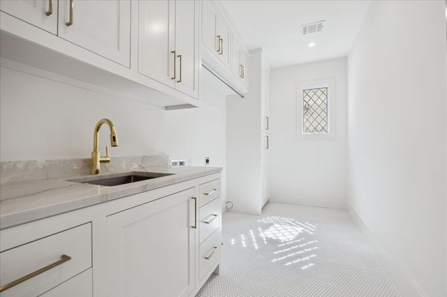 6439 Westchester Avenue, West University Place, TX 77005