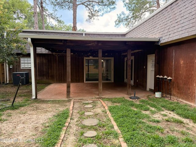 5230 Ridgewood Road, Jackson, MS 39211