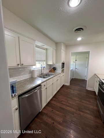 5230 Ridgewood Road, Jackson, MS 39211