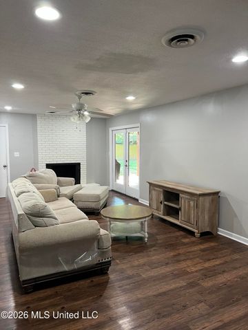 5230 Ridgewood Road, Jackson, MS 39211