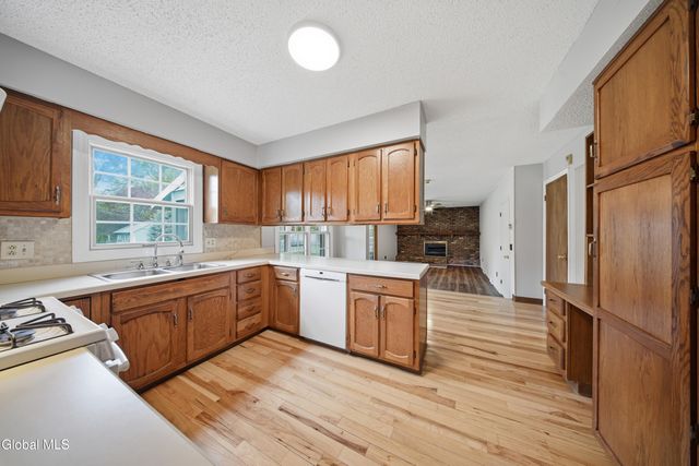 60 Aspen Circle, Albany, NY 12208
