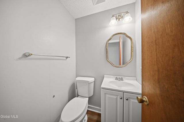 60 Aspen Circle, Albany, NY 12208