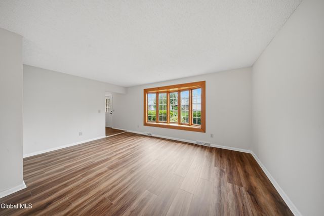 60 Aspen Circle, Albany, NY 12208
