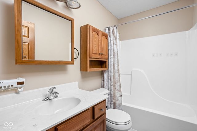 5695 N Red Oak Drive, Greenfield, IN 46140