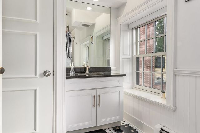 80 State St Apt 302, Portsmouth, NH 03801