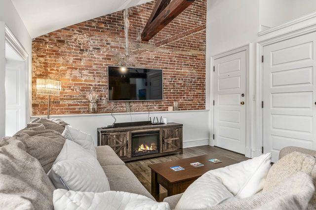 80 State St Apt 302, Portsmouth, NH 03801