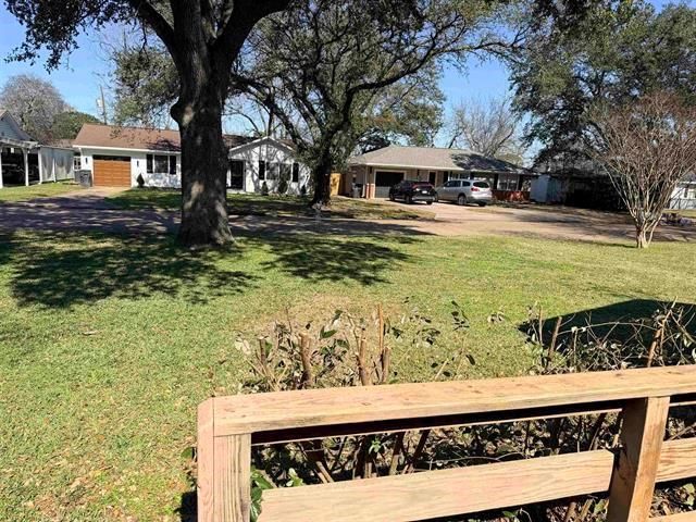 2649 Azalea Avenue, Groves, TX 77619