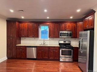 65 Cottage Place, Mineola, NY 11501