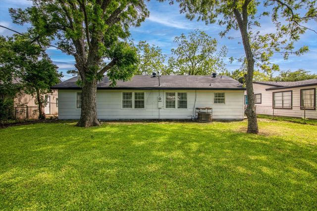 2922 Knotty Oaks Trail, Houston, TX 77045