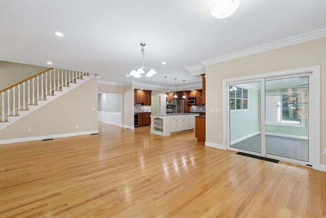 35 Labrador Lane, Dover, NH 03820