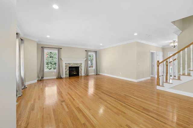35 Labrador Lane, Dover, NH 03820